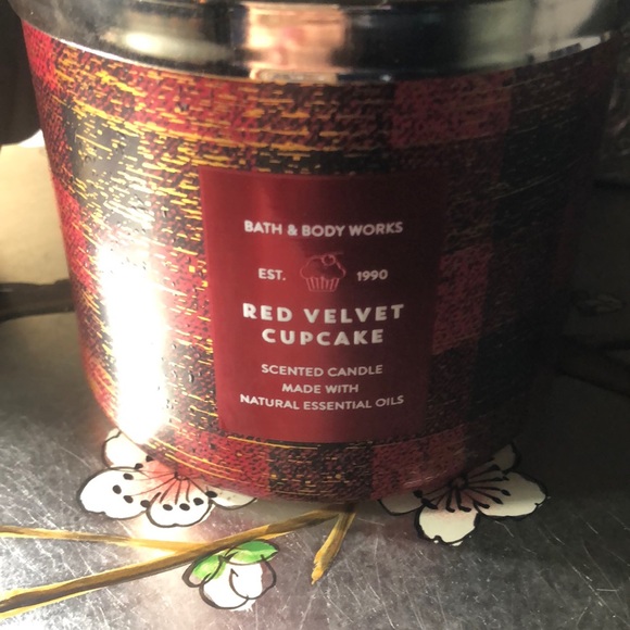Bath and bodyworks Three wick candle Red Velvet Cupcake - Picture 1 of 3